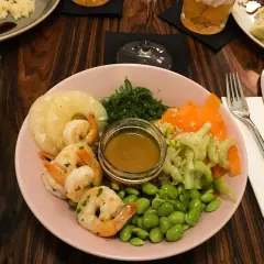 Kolorowa miska z krewetkami, ananasem, edamame i sosem. Idealne miejsce, gdzie zjesc w Krakowie.