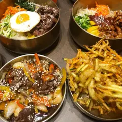 Klimatyczne restauracje Poznań oferują pyszne dania: bibimbap, bulgogi i chrupiące warzywa w cieście.