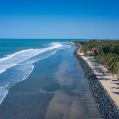 Piękna plaża w Gambii, idealna na wakacje. Kiedy jechać? Najlepiej od listopada do maja, gdy jest sucho i słonecznie.