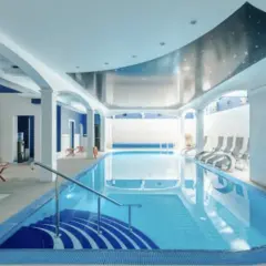 Relaks w spa nad morzem z basenem. Woda kusi błękitem, a sufit z gwiazdami zaprasza do marzeń.