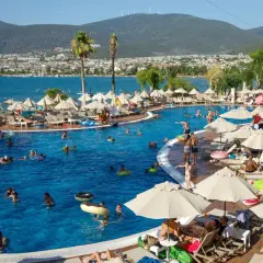 Wakacje all inclusive plus to raj dla rodzin: basen, morze, słońce i mnóstwo zabawy dla każdego.