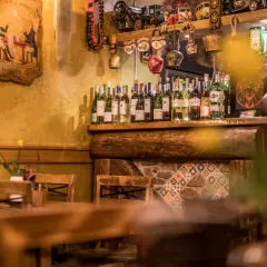 Drewniane stoły i krzesła w przytulnej atmosferze, idealne na posiłek w jednej z restauracji w Szklarskiej Porębie.