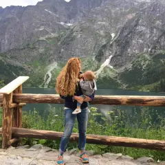 Piękne zakopane szlaki dla dzieci z wózkiem. Mama z dzieckiem na tle gór i jeziora.
