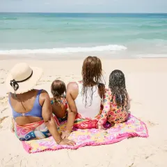 Rodzina na plaży, idealne miejsca na wakacje z dzieckiem. Słońce, piasek i morze tworzą rajski krajobraz.