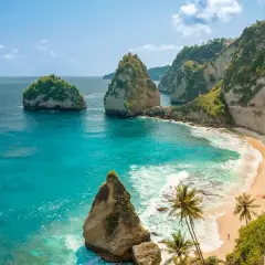 Rajska plaża z turkusową wodą i klifami. Idealne miejsce na wakacje, kiedy jechać na Bali?
