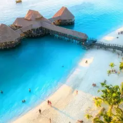 Rajska plaża na Zanzibarze w czerwcu. Idealna pogoda na kąpiel w turkusowej wodzie i relaks pod palmami.