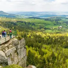 Wspaniały widok na zielone doliny i lasy z platformy widokowej. Idealne miejsce na wypad w góry z rodziną.