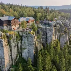 Góry Stołowe w Czechach: schroniska na skalnych urwiskach, otoczone lasem.