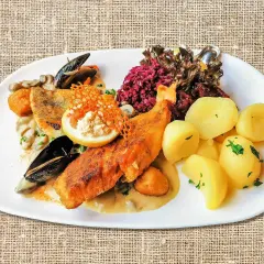 Wykwintne danie rybne z ziemniakami i mulem, idealne dla szukających najlepszych kołobrzeg restauracje.