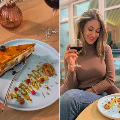 Kobieta cieszy się deserem w jednej z najlepszych restauracji w Sopocie. Sernik z musem mango i owocami wygląda pysznie.