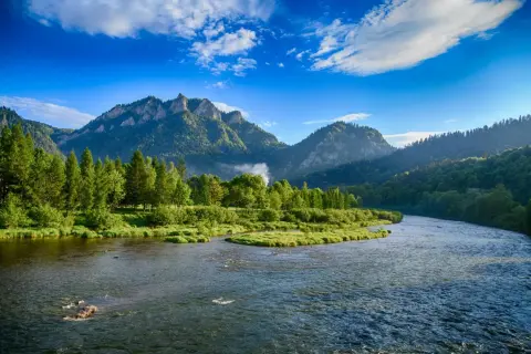 Malowniczy widok na rzekę Dunajec i góry Pieniny w słoneczny dzień.