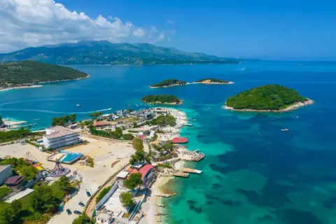 Albania, wrzesień, pogoda idealna na plażowanie. Widok na turkusowe morze, wyspy i kurort.