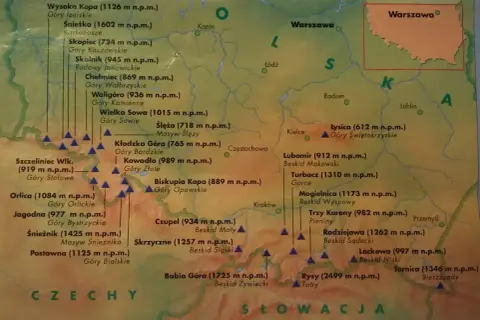 Mapa przedstawia korona gór polskich z zaznaczonymi szczytami, m.in. Rysami, Babią Górą i Śnieżką.