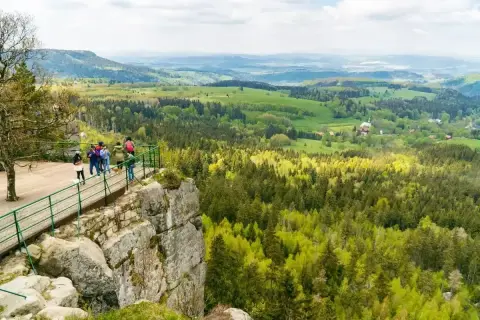 Wspaniały widok na zielone doliny i lasy z platformy widokowej. Idealne miejsce na wypad w góry z rodziną.