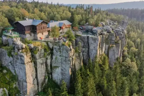 Góry Stołowe w Czechach: schroniska na skalnych urwiskach, otoczone lasem.