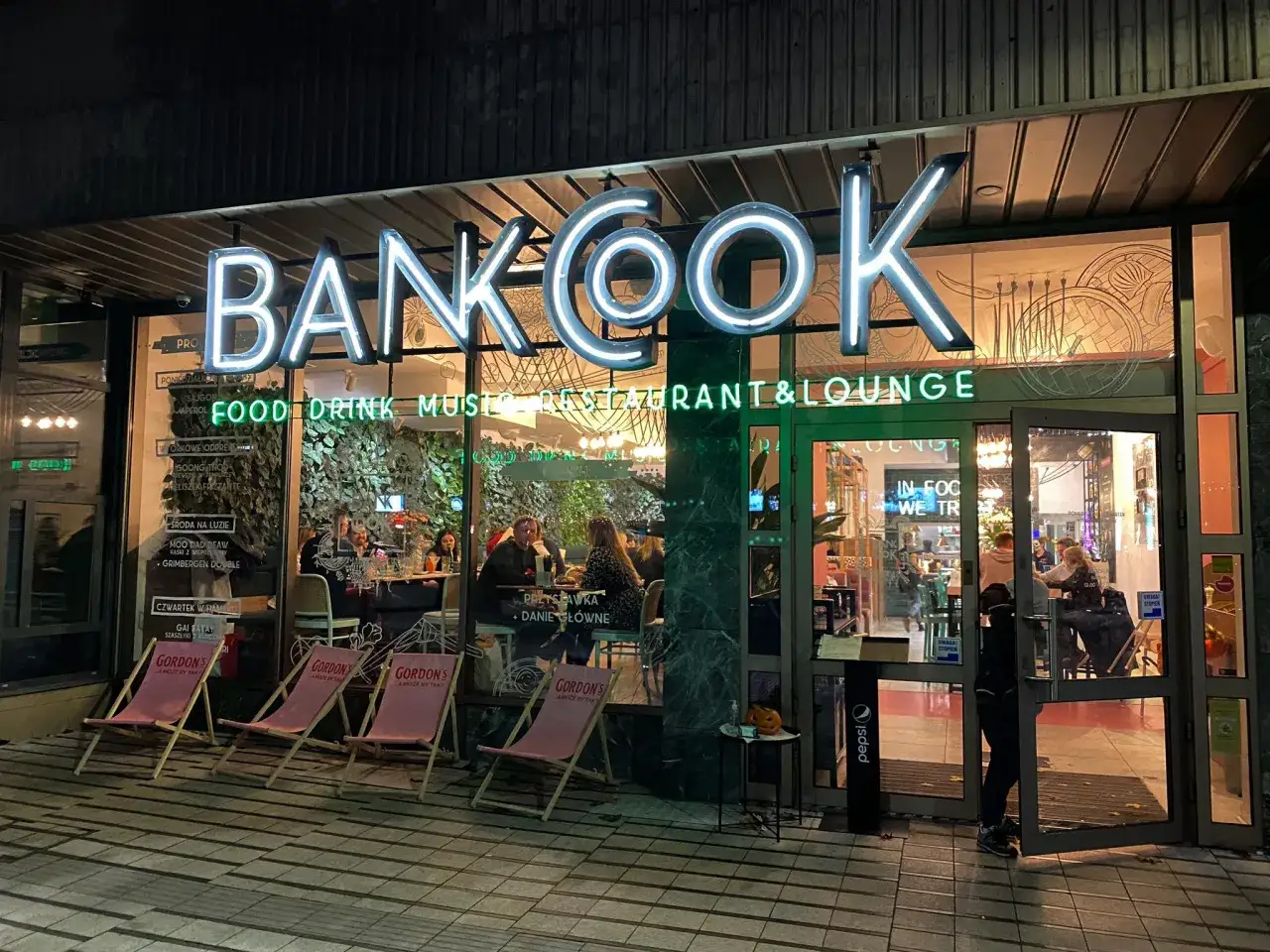 Bankook – jedna z najlepszych restauracji w Poznaniu, oferująca jedzenie, drinki i muzykę. Wnętrze tętni życiem.