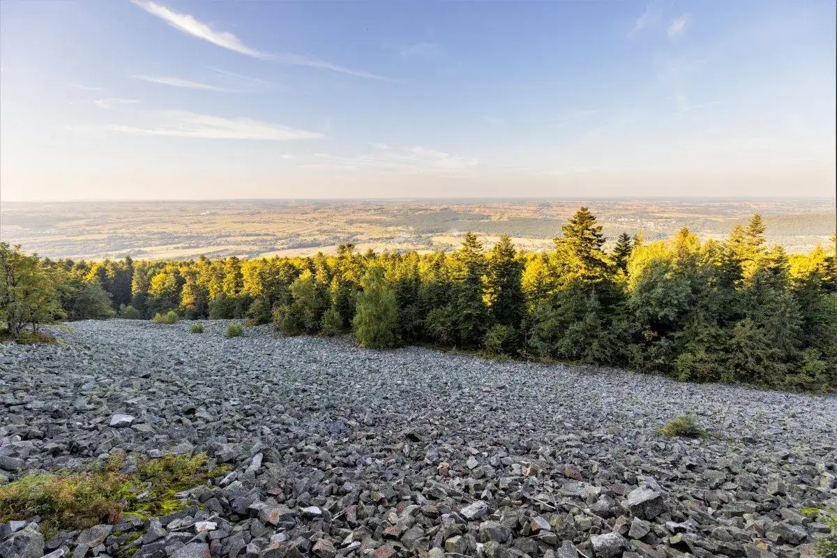 Kamieniste zbocze w Górach Świętokrzyskich, co zobaczyć? Las i rozległa panorama krajobrazu w oddali.