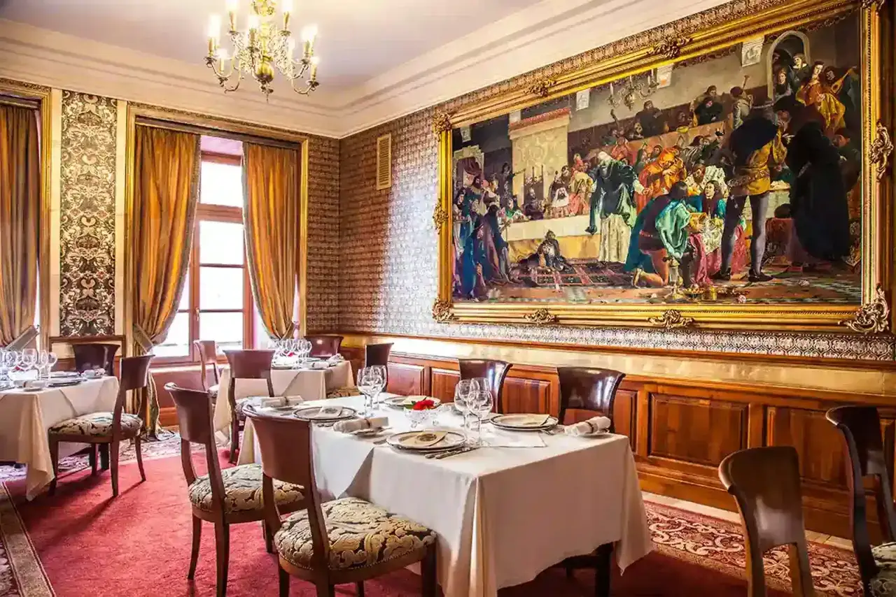 Elegancka restauracja z obrazem historycznym. Idealne miejsce, gdzie zjeść w Krakowie na Rynku, poczuj atmosferę dawnych wieków.